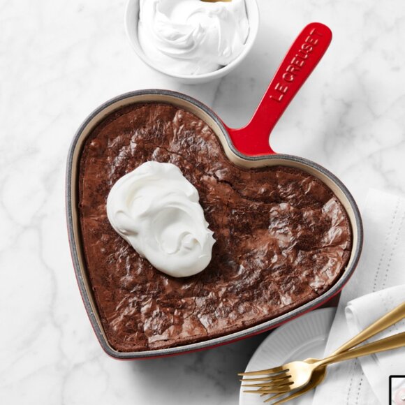 NEW! Le Creuset Enameled Cast Iron Heart Skillet Pan - Picture 9 of 11